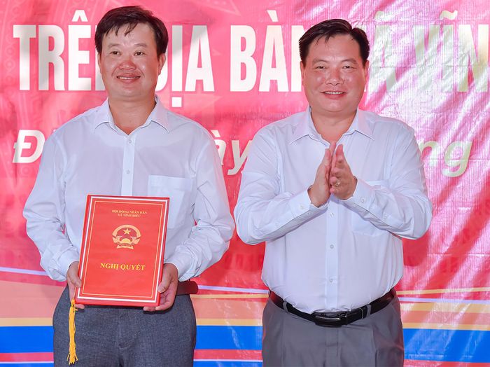 Bí thư Đảng ủy, Chủ tịch HĐND xã Vĩnh Điều Trương Thanh Hào trao quyết định thành lập ấp T4 cho đại diện Ban lãnh đạo ấp.