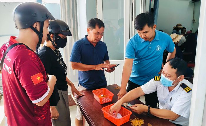 Người dân đến nhận tiền hoàn bảo hiểm y tế tại điểm chi trả của Bảo hiểm xã hội cơ sở An Biên.