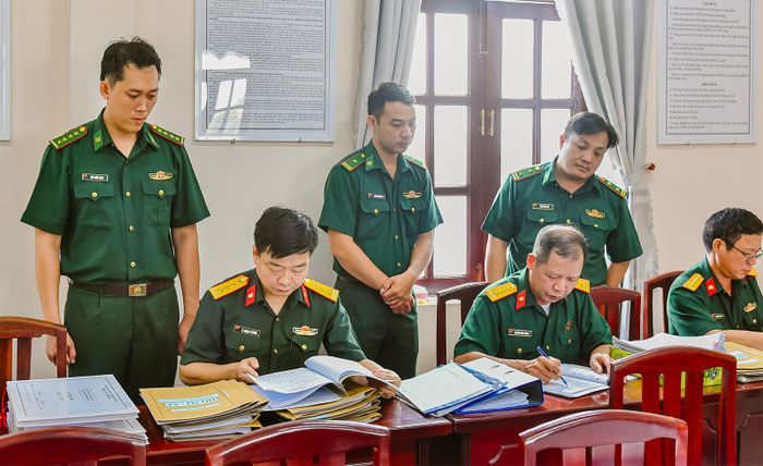 Đoàn công tác kiểm tra hệ thống tài liệu sổ sách có liên quan tại Ban Chỉ huy Bộ đội Biên phòng tỉnh An Giang.