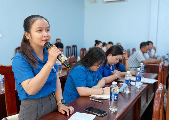 Đại diện đoàn viên, thanh niên có ý kiến tại hội nghị.