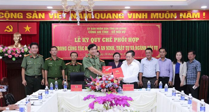 Giám đốc Công an tỉnh và Giám đốc Sở Nội vụ ký kết quy chế phối hợp.