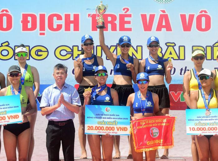 Bí thư Đảng ủy phường Hà Tiên Nguyễn Lưu Trung trao giải nhất cho đội bóng Sanvinest Khánh Hòa.