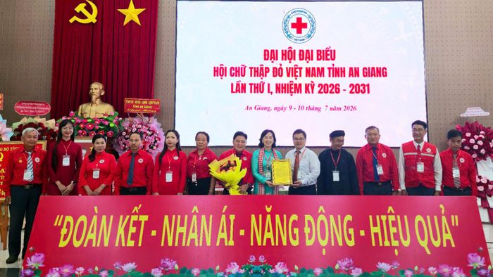 Chủ tịch danh dự của Hội Chữ thập đỏ tỉnh An Giang khóa I, nhiệm kỳ 2026 - 2031 Nguyễn Thị Minh Thúy nhận hoa chúc mừng và ra mắt đại hội.