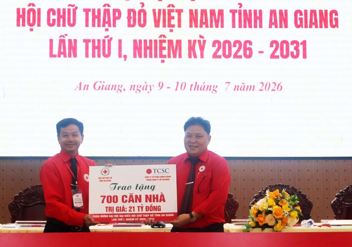 Đại diện Công ty Cổ phần Chứng khoán Thành Công (TP. Hồ Chí Minh) trao bảng tượng trưng hỗ trợ Hội Chữ thập đỏ tỉnh An Giang 700 căn nhà, tổng trị giá 21 tỷ đồng.