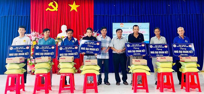 Ban giao nhà Đại đoàn kết cho 7 hộ dân.