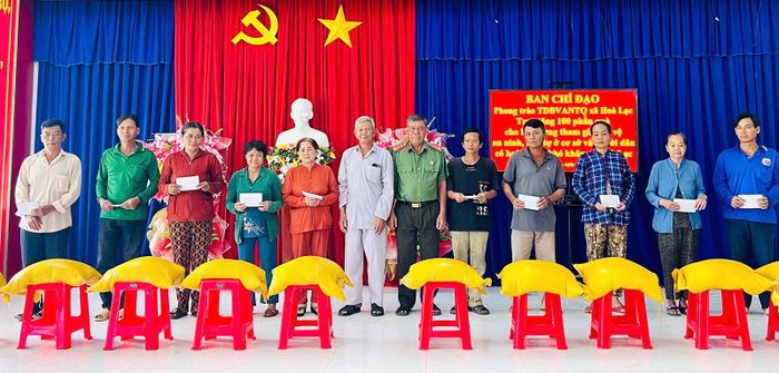 Trao quà hưởng ứng Ngày hội toàn dân bảo vệ an ninh Tổ quốc.