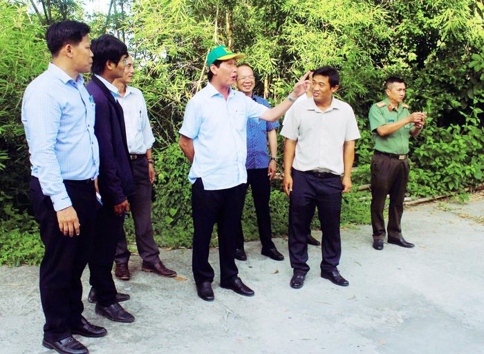 Đoàn công tác khảo sát đường lên đỉnh Ba Thê.