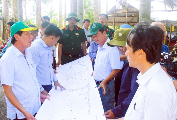Đoàn công tác khảo sát di tích Giồng Xoài.