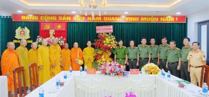 Ban Trị sự Giáo hội Phật giáo Việt Nam tỉnh An Giang tặng hoa chúc mừng kỷ niệm 80 năm Ngày truyền thống lực lượng An ninh nhân dân.
