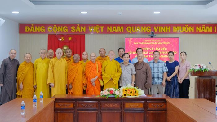 Ban Trị sự Giáo hội Phật giáo Việt Nam tỉnh An Giang thăm, báo cáo kết quả đại hội tại Ban Tuyên giáo và Dân vận Tỉnh ủy An Giang.