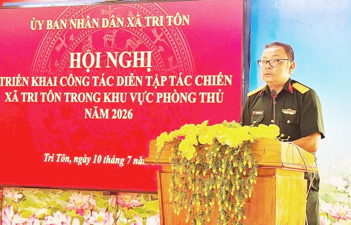 Đại diện Ban Chỉ huy Quân sự xã Tri Tôn thông qua kế hoạch diễn tập tác chiến trong khu vực phòng thủ năm 2026.