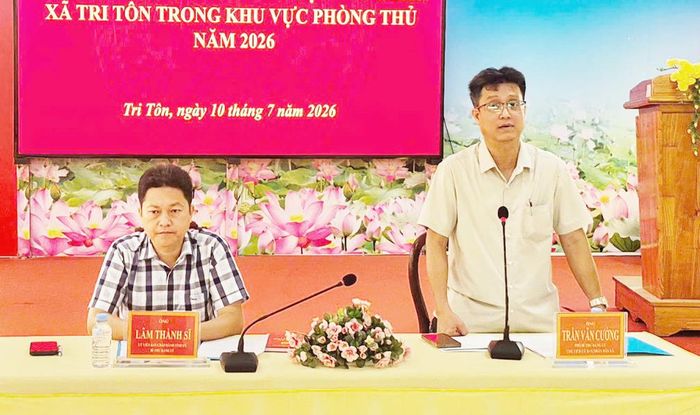 Phó Bí thư Đảng ủy, Chủ tịch UBND xã Tri Tôn Trần Văn Cường phát biểu tại hội nghị.