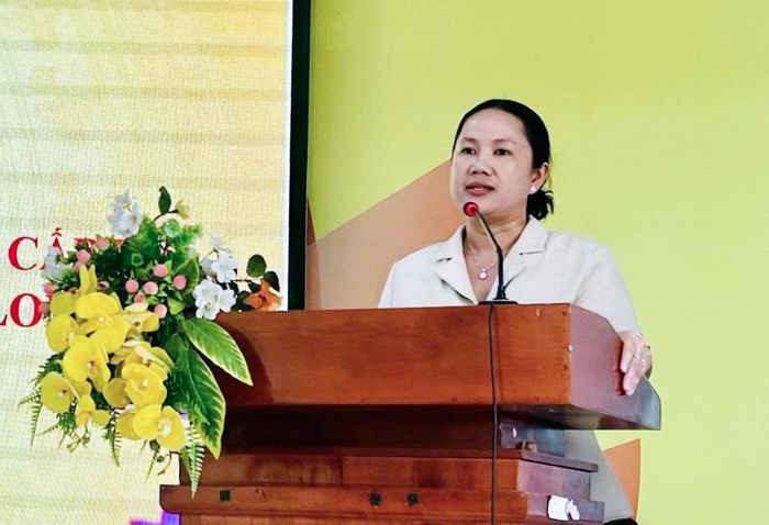 Phó Bí thư Đảng ủy, Chủ tịch UBND xã Long Điền Lê Trần Minh Hiếu ghi nhận các ý kiến đóng góp.