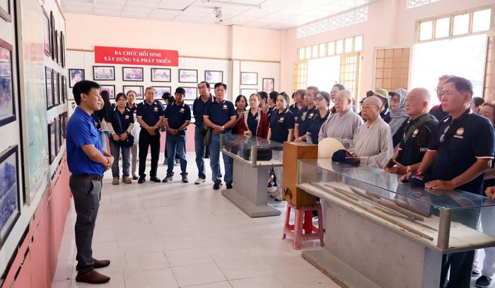 Đoàn công tác tham quan khu chứng tích tội ác chiến tranh Ba Chúc.