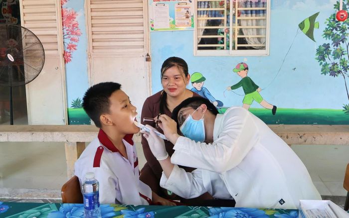 Khám, tư vấn sức khỏe răng miệng cho thiếu nhi có hoàn cảnh khó khăn tại Trường Tiểu học “A” Ba Chúc.