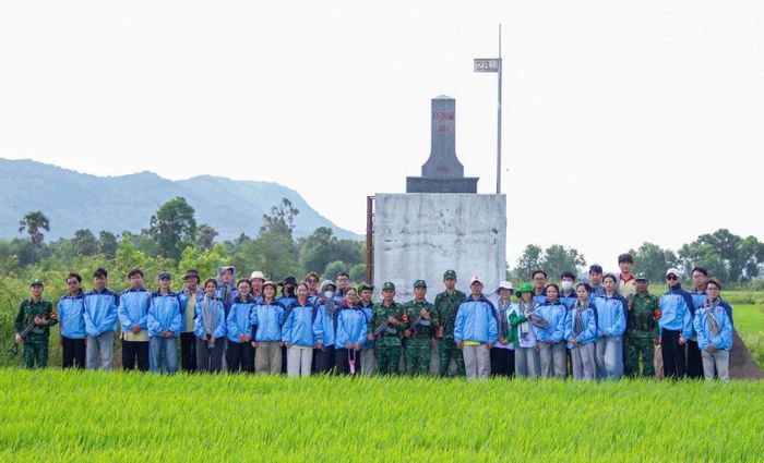Đoàn viên, thanh niên, sinh viên được trang bị kiến thức về chủ quyền lãnh thổ, biên giới quốc gia và nhiệm vụ quản lý, bảo vệ biên giới. Ảnh: Huy Hoàng