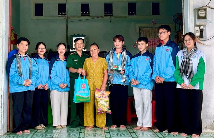 Trao quà cho các gia đình chính sách tại xã Ba Chúc. Ảnh: Huy Hoàng