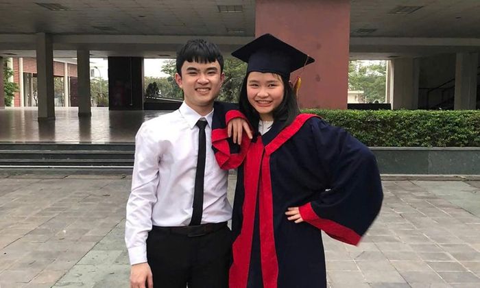  Nguyễn Minh Hiển (trái) thời điểm là học sinh Trường Trung học phổ thông Chuyên Bắc Ninh. 