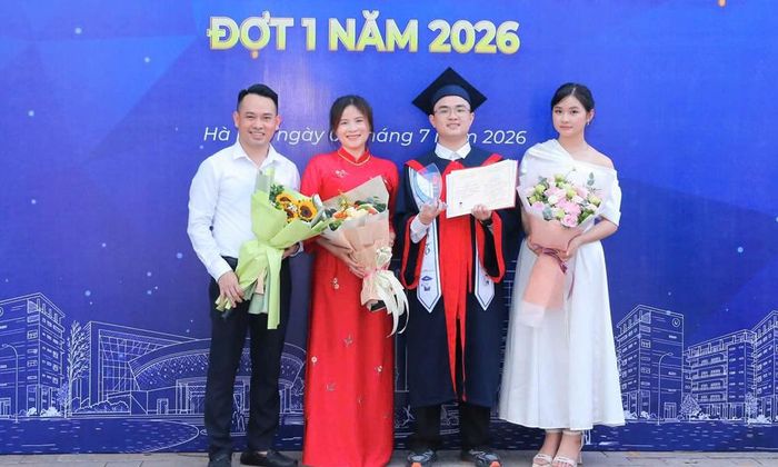  Gia đình thủ khoa Nguyễn Minh Hiển tại Lễ trao bằng tốt nghiệp của Trường Đại học Công nghệ. 