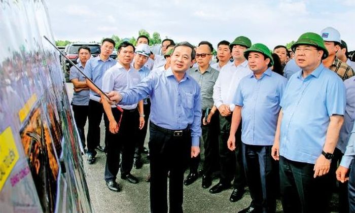 Lãnh đạo tỉnh Bắc Ninh báo cáo với Phó Thủ tướng Thường trực Chính phủ Phạm Gia Túc và Đoàn công tác của Chính phủ về tiến độ dự án đầu tư xây dựng đường Vành đai 4 - Vùng Thủ đô Hà Nội (đoạn qua địa phận tỉnh Bắc Ninh), tháng 5/2026. Ảnh: Dương Hoàn