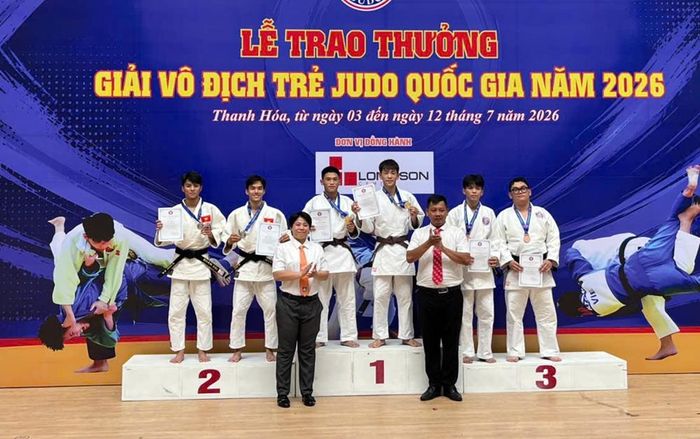  Cặp vận động viên Nguyễn Văn Hiếu - Đào Tuấn Anh trên bục nhận Huy chương Vàng nội dung quyền Kime NoKata. 