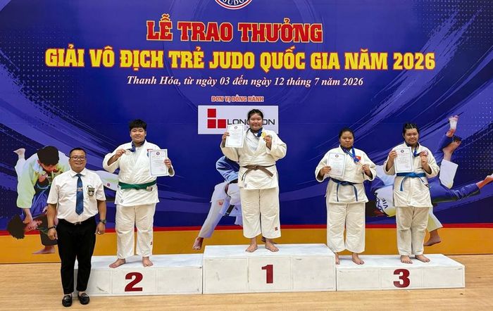  Võ sĩ Trần Hạnh Trang trên bục nhận Huy chương Vàng hạng trên 78kg nữ. 