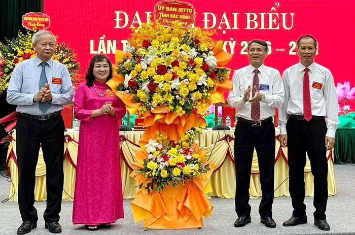  Lãnh đạo Ủy ban MTTQ tỉnh tặng hoa chúc mừng Đại hội. 