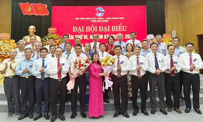  Đồng chí Trịnh Quốc Khánh và các đại biểu tặng hoa chúc mừng Ban Chấp hành Hội Hữu nghị Việt Nam - Liên bang Nga tỉnh Bắc Ninh khóa VI, nhiệm kỳ 2026 - 2031. 