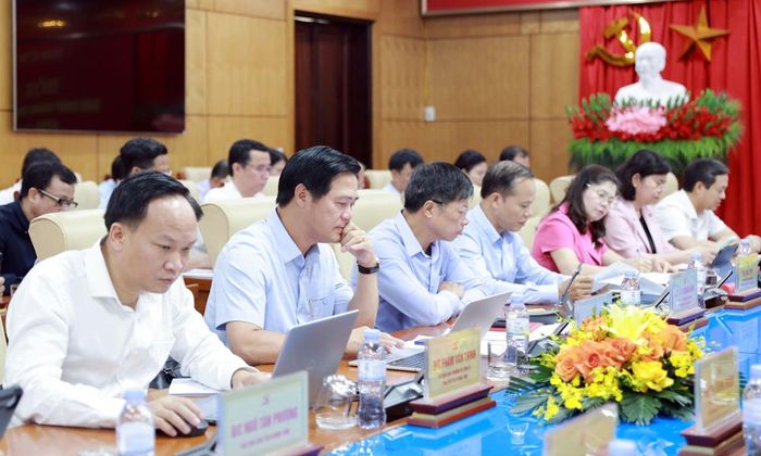 Các đại biểu thảo luận.