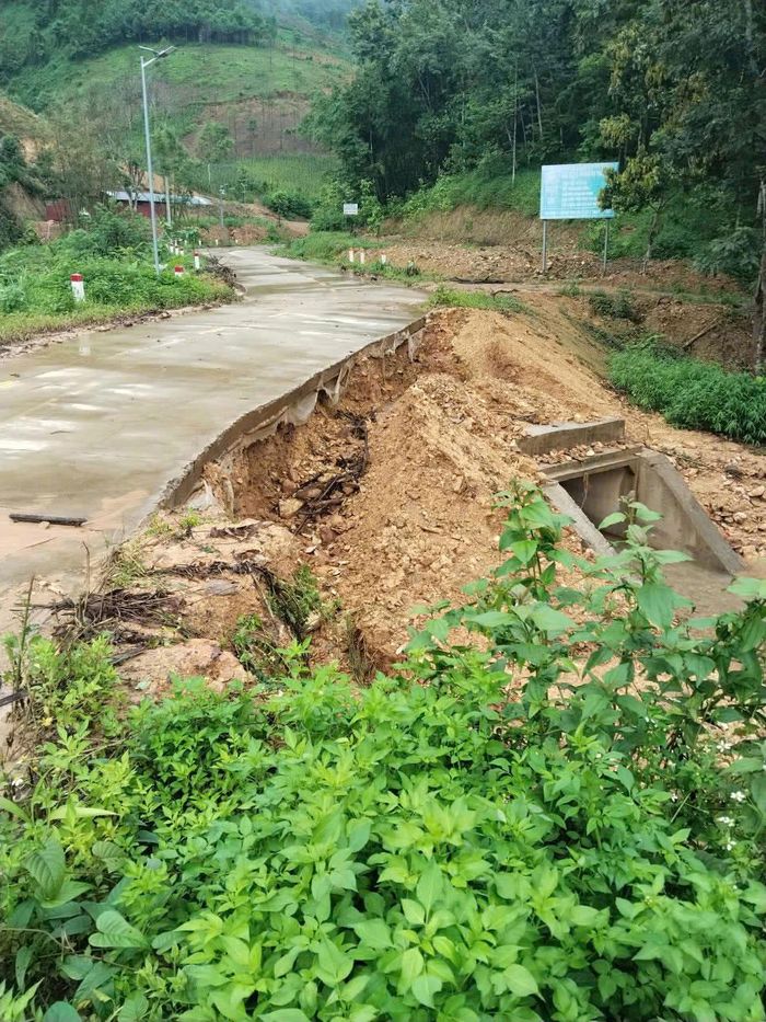  Đường vào Khu Du lịch sinh thái Thác Ngà, xã Xuân Lương bị sạt ta luy âm. 