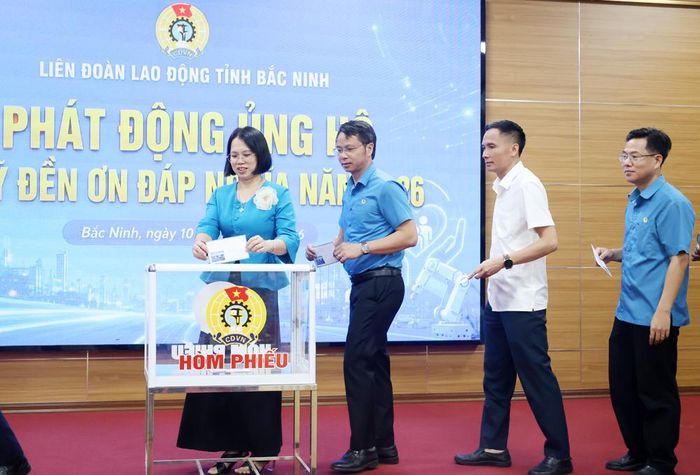  Đoàn viên tham gia ủng hộ Quỹ "Đền ơn đáp nghĩa". 