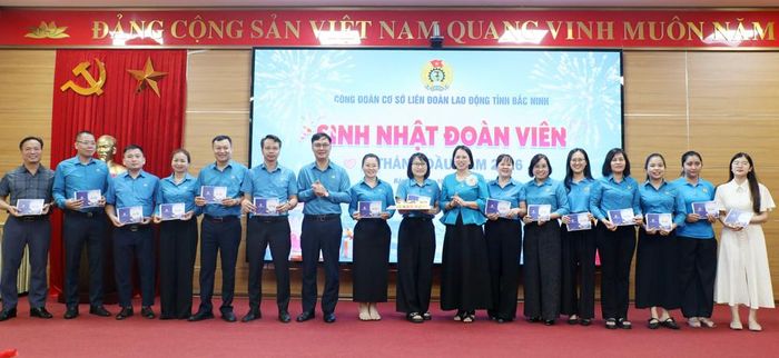  Công đoàn cơ sở tặng quà sinh nhật đoàn viên có ngày sinh trong 6 tháng đầu năm. 