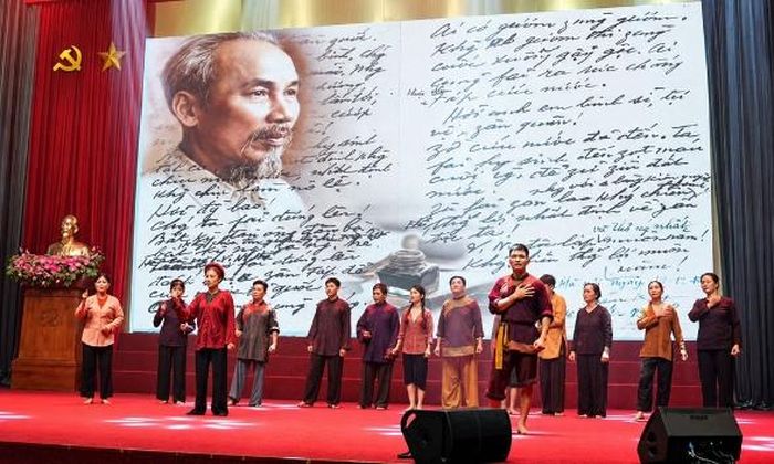 Một cảnh trong vở diễn "Hoàng Vân mảnh đất anh hùng" của đoàn nghệ thuật xã Hoàng Vân.
