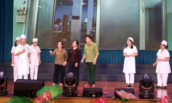 Một cảnh trong vở diễn "Khát vọng" của đoàn nghệ thuật phường Đồng Nguyên.