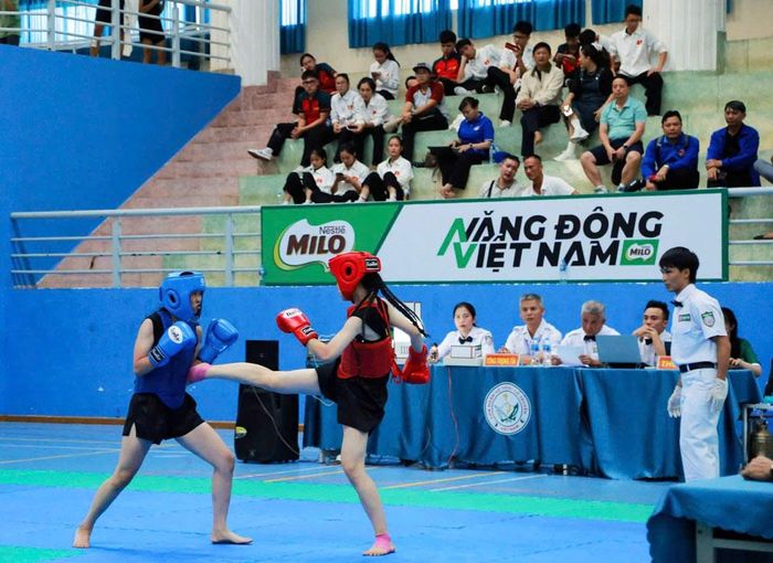  Vận động viên Thân Thúy Diễm (bên phải) thi đấu tại Giải thể thao học sinh phổ thông toàn quốc năm 2026. 