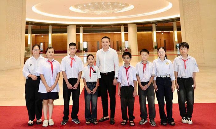  Các học sinh tiêu biểu của Bắc Ninh tham gia chương trình "Hoa dâng Bác". 