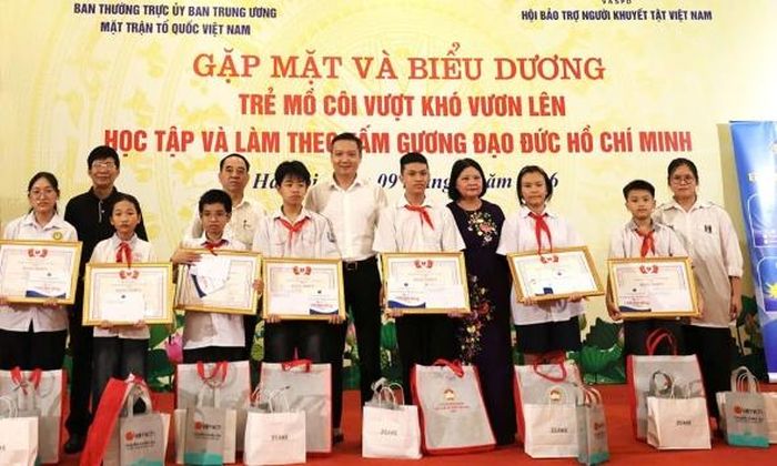  Học sinh tiêu biểu của tỉnh Bắc Ninh nhận Bằng khen và quà của Ban tổ chức, các đơn vị, doanh nghiệp, nhà hảo tâm. 