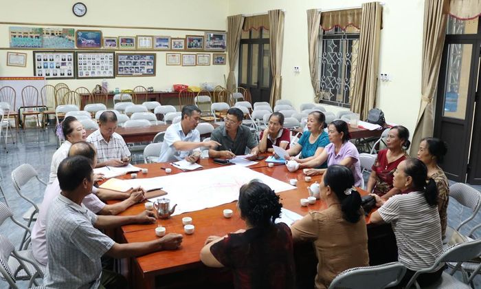  Đại diện chi ủy và các đoàn thể tổ dân phố Neo họp bàn, thảo luận triển khai nhiệm vụ sáng ngày 9/7. 