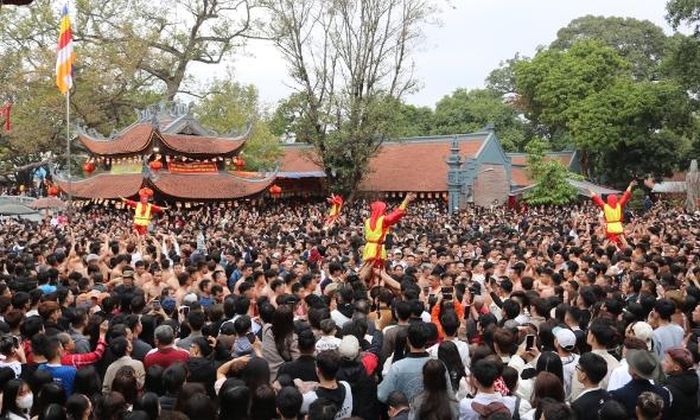  Sau sắp xếp tổ dân phố, tên gọi Đồng Kỵ tiếp tục được sử dụng để đặt tên cho các tổ dân phố. Trong ảnh: Nghi thức dô ông đám trong lễ hội rước pháo Đồng Kỵ (phường Đồng Nguyên). 