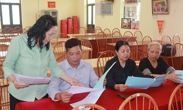  Cán bộ, đảng viên và Nhân dân thôn Thanh Xuân, xã Lục Nam rà soát công tác chuẩn bị cho cuộc bỏ phiếu lấy ý kiến vào Đề án Thành lập thành phố Bắc Ninh trực thuộc Trung ương diễn ra vào ngày 11/7. 