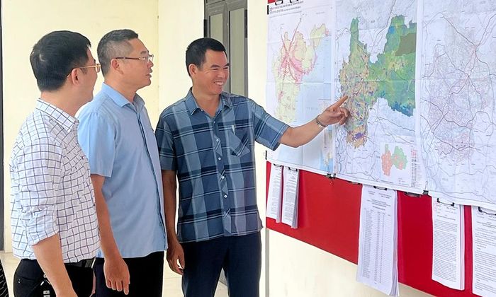  Lãnh đạo xã Yên Phong kiểm tra các điều kiện lấy ý kiến Nhân dân tại thôn Ô Cách. 