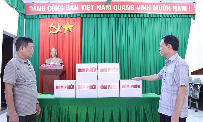  Lãnh đạo xã Hiệp Hòa kiểm tra hòm phiếu lấy ý kiến tại thôn Quang Trung. 