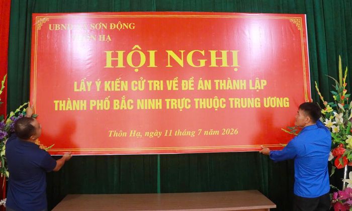  Xã Sơn Động có 14 điểm bỏ phiếu tại 14 thôn. Đến sáng 10/7, các điểm bỏ phiếu đã chuẩn bị đầy đủ điều kiện cần thiết. Ảnh: Công tác chuẩn bị hội nghị lấy ý kiến cử tri về Đề án thành lập thành phố Bắc Ninh trực thuộc Trung ương tại Nhà văn hóa thôn Hạ. 