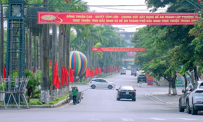  Khu vực trung tâm xã Tiên Du được trang trí chào mừng sự kiện lấy ý kiến Nhân dân đối với Đề án thành lập thành phố Bắc Ninh trực thuộc Trung ương; Đề án thành lập phường Tiên Du. 