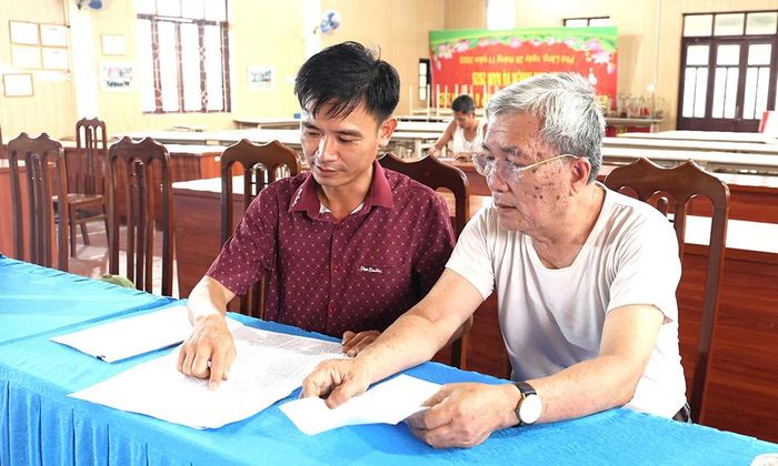  Ông Nguyễn Văn Học, Trưởng thôn Châu Cầu (xã Phù Lãng) trực tiếp tuyên truyền, giúp người dân hiểu rõ ý nghĩa việc lấy ý kiến thành lập thành phố trực thuộc Trung ương. 
