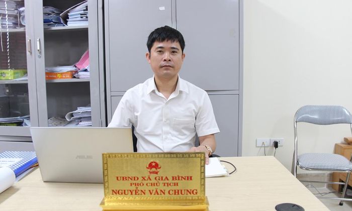 Phó Chủ tịch UBND xã Gia Bình Nguyễn Văn Chung thông tin việc tổ chức lấy ý kiến Nhân dân về đồ án quy hoạch.