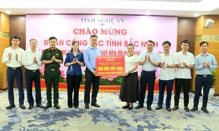 Đoàn công tác tỉnh Bắc Ninh trao tặng 500 triệu đồng hỗ trợ Quỹ đền ơn đáp nghĩa tỉnh Nghệ An.