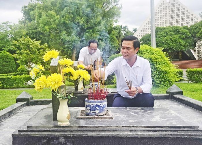  Đồng chí Lê Xuân Lợi thắp hương tại phần mộ ở Nghĩa trang liệt sĩ A1. 