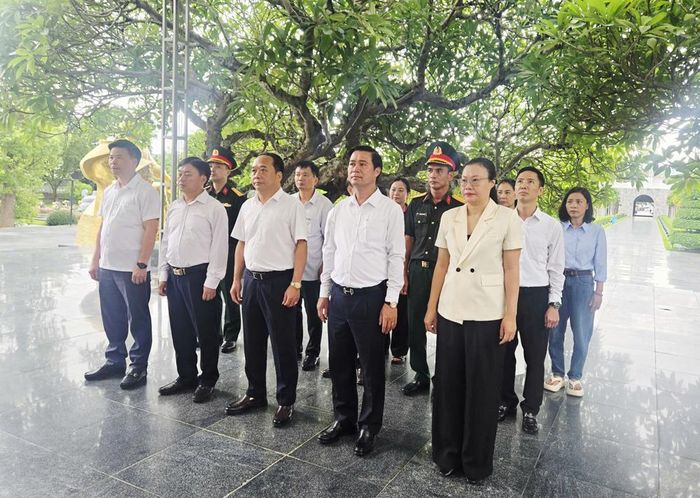  Đoàn công tác tỉnh Bắc Ninh viếng các anh hùng liệt sĩ tại Nghĩa trang A1. 