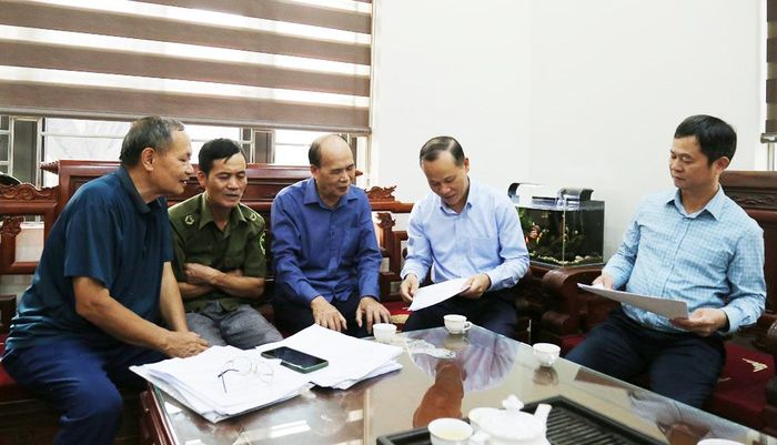  Đồng chí Mai Sơn trao đổi với cán bộ, đảng viên tổ dân phố Xuân Lâm, phường Song Liễu về việc triển khai công tác chuẩn bị tổ chức lấy ý kiến Nhân dân. 